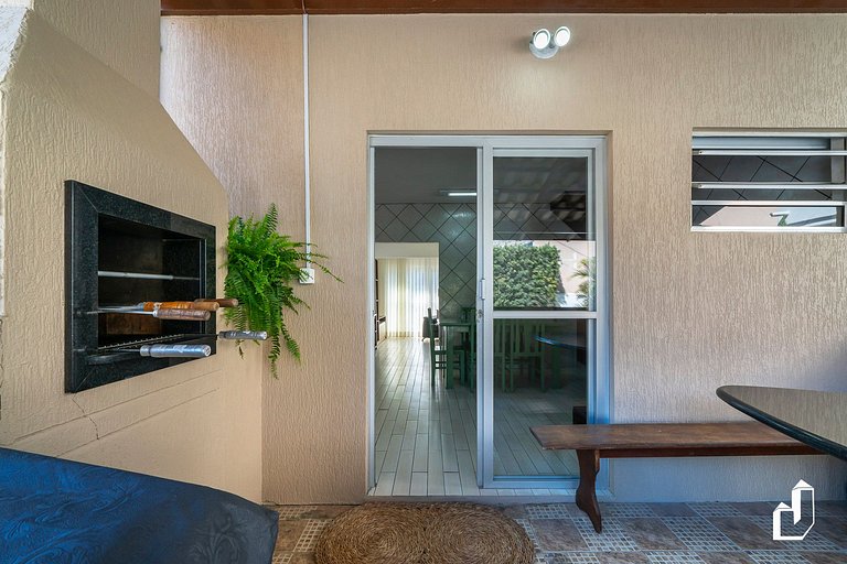 Casa com 03 dormitórios de casal