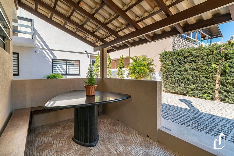 Casa com 03 dormitórios de casal