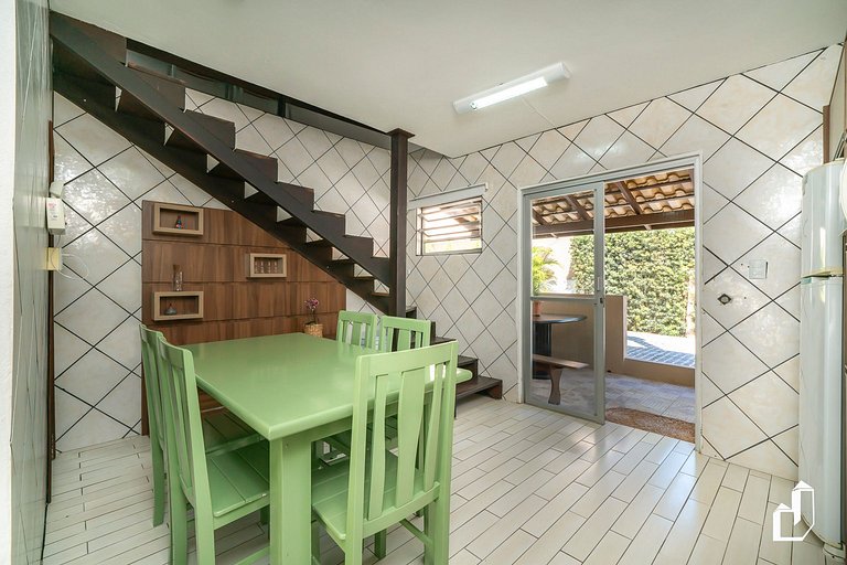 Casa com 03 dormitórios de casal