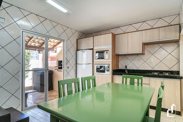 Casa com 03 dormitórios de casal