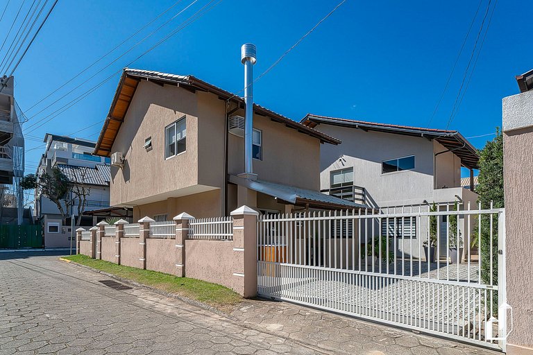 Casa com 03 dormitórios de casal