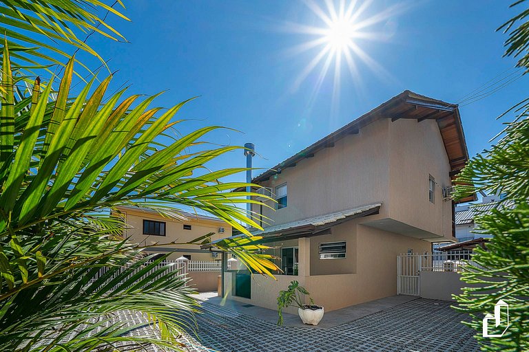 Casa com 03 dormitórios de casal