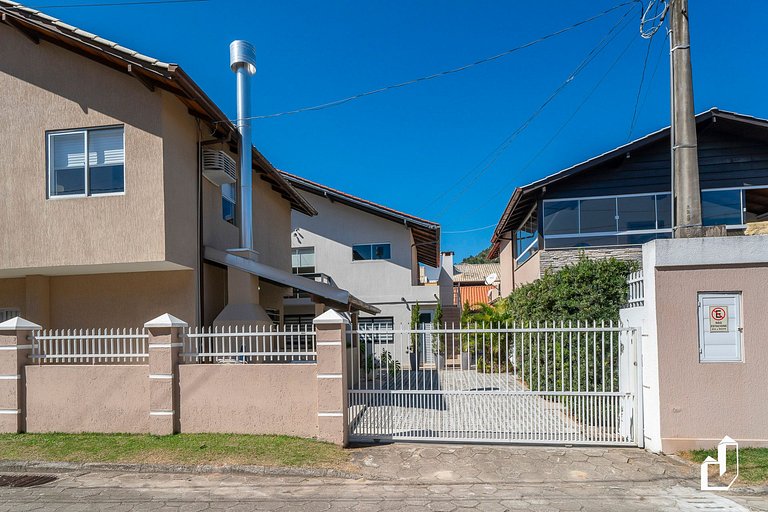 Casa com 03 dormitórios de casal