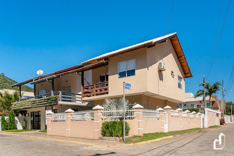 Casa com 03 dormitórios de casal
