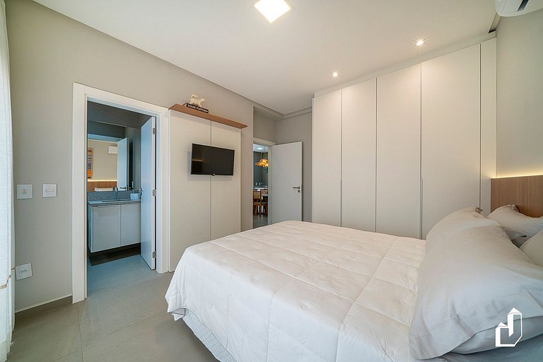Apartamento exclusivo com 02 Suítes, 30m da praia