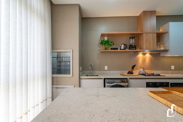 Apartamento exclusivo com 02 Suítes, 30m da praia