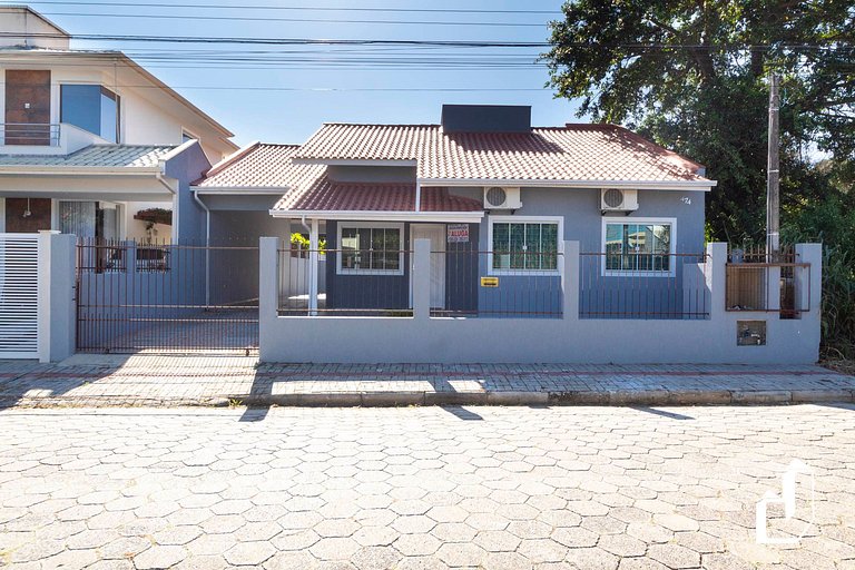 Casa com 04 dormitórios - Saia da rotina e venha viver essa