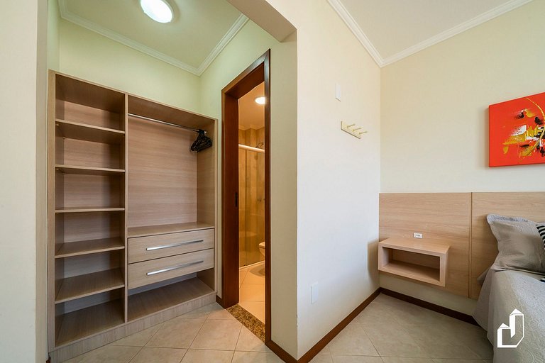 Apartamento com 02 dormitórios aqui é só trazer as malas e a