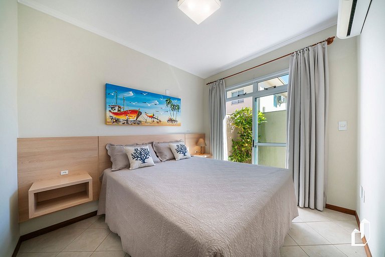 Térreo com varanda, 70 m da praia | Canto Grande
