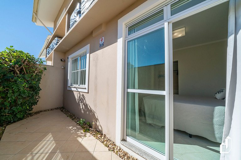 Térreo com varanda, 70 m da praia | Canto Grande