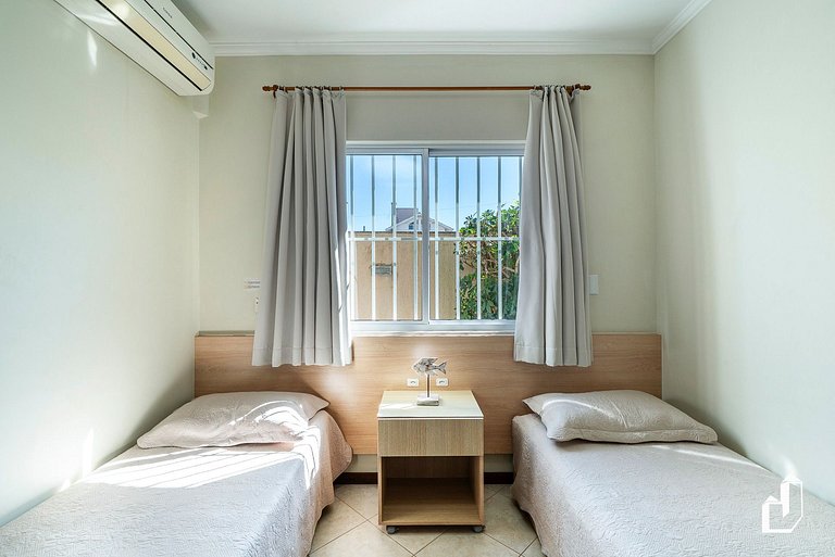 Térreo com varanda, 70 m da praia | Canto Grande