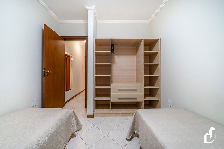 Térreo com varanda, 70 m da praia | Canto Grande