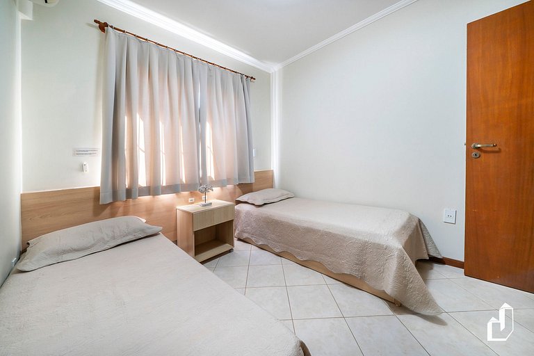 Térreo com varanda, 70 m da praia | Canto Grande
