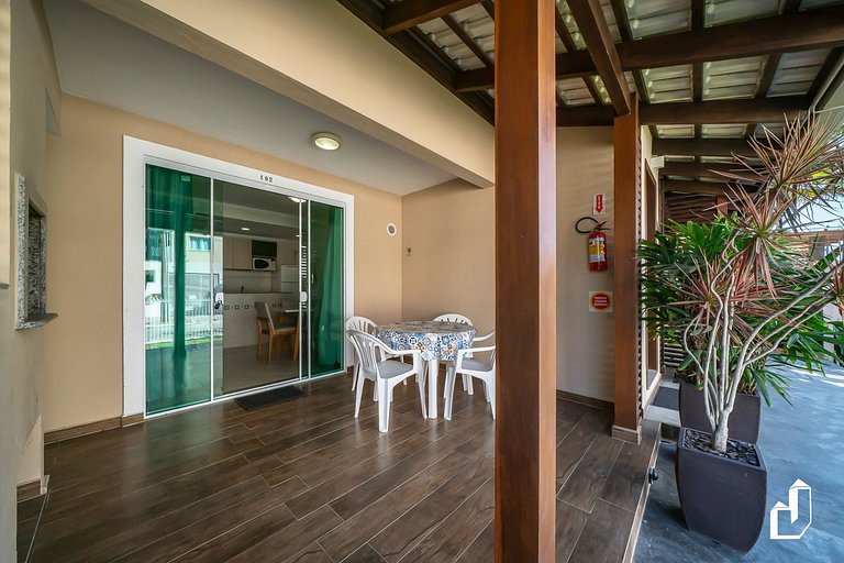 Térreo com varanda, 70 m da praia | Canto Grande