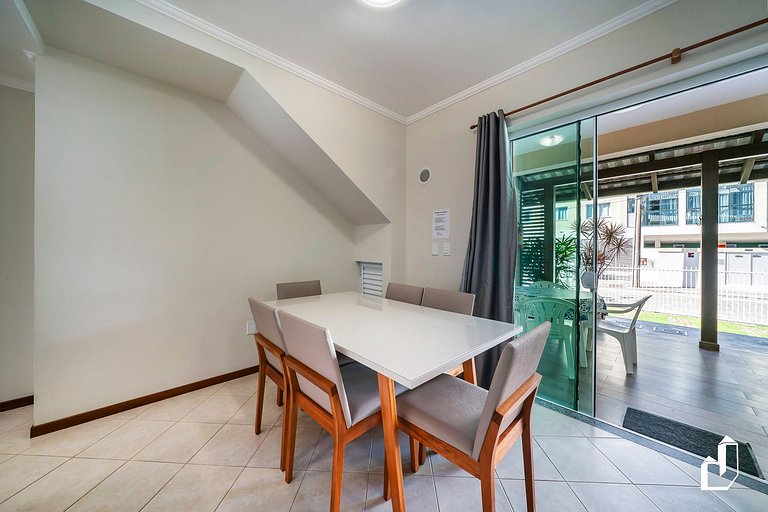 Térreo com varanda, 70 m da praia | Canto Grande