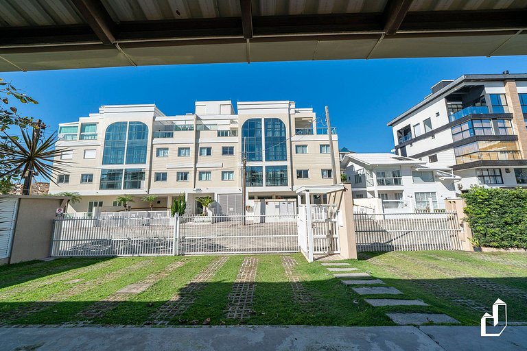 Térreo com varanda, 70 m da praia | Canto Grande