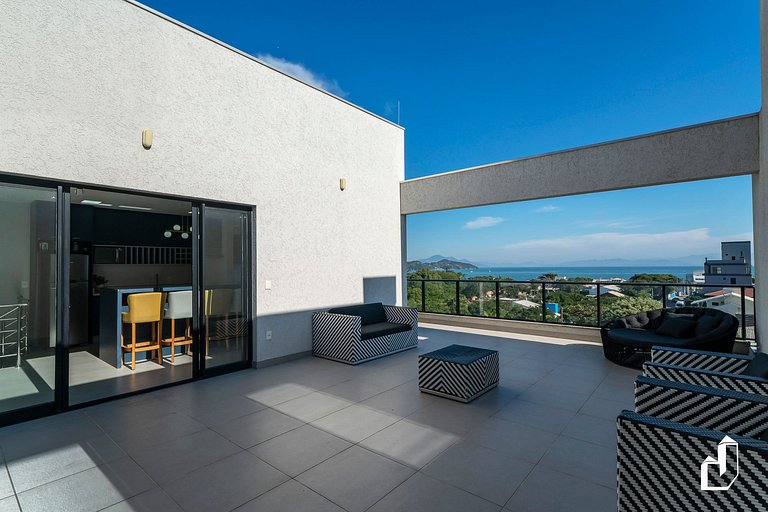 Cobertura com 3 suítes e vista | 150m da praia