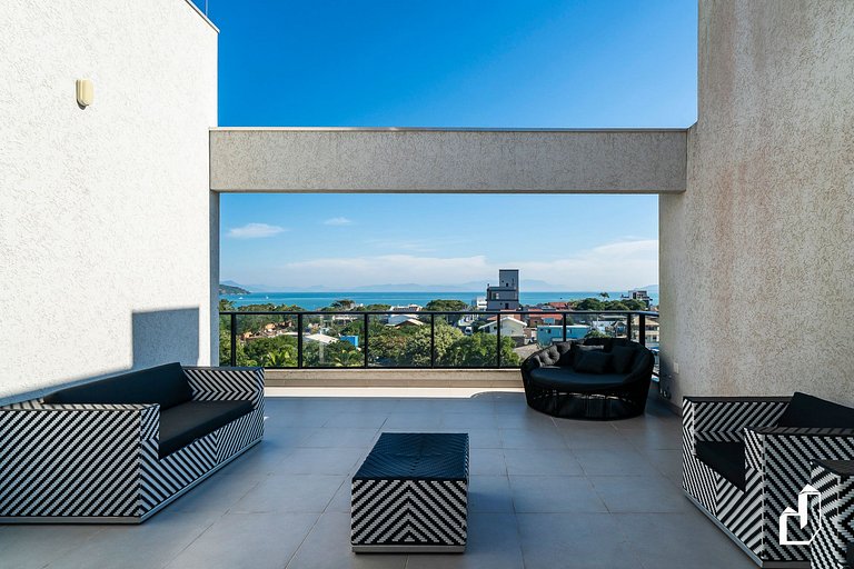 Cobertura com 3 suítes e vista | 150m da praia