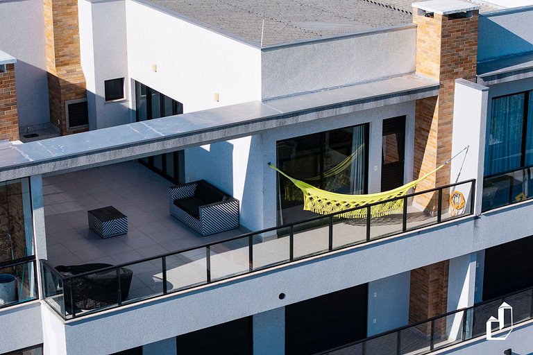 Cobertura com 3 suítes e vista | 150m da praia