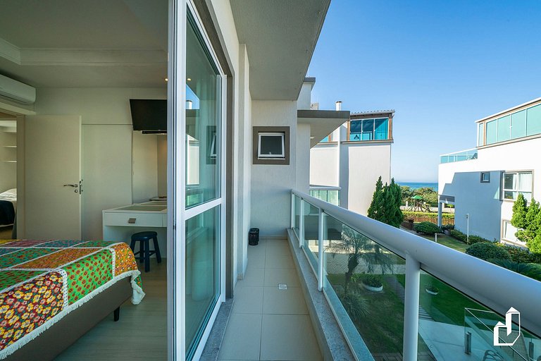 Petit Village com piscina e saída direta para a praia