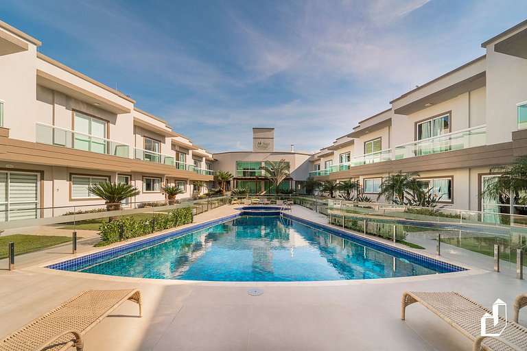 Petit Village com piscina e saída direta para a praia