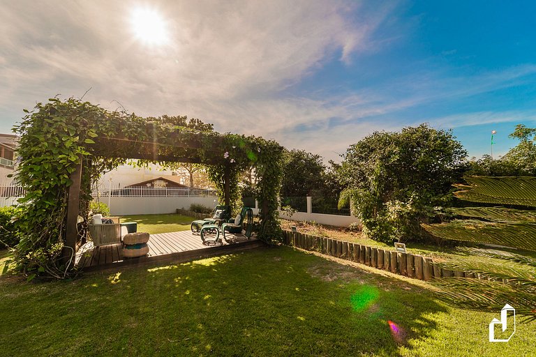 Petit Village com piscina e saída direta para a praia