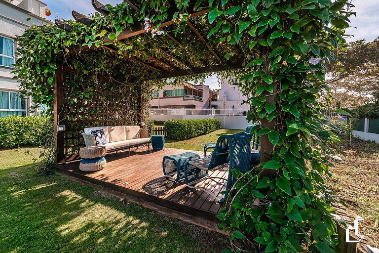 Petit Village com piscina e saída direta para a praia