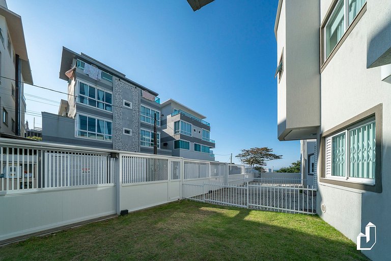 Petit Village com piscina e saída direta para a praia