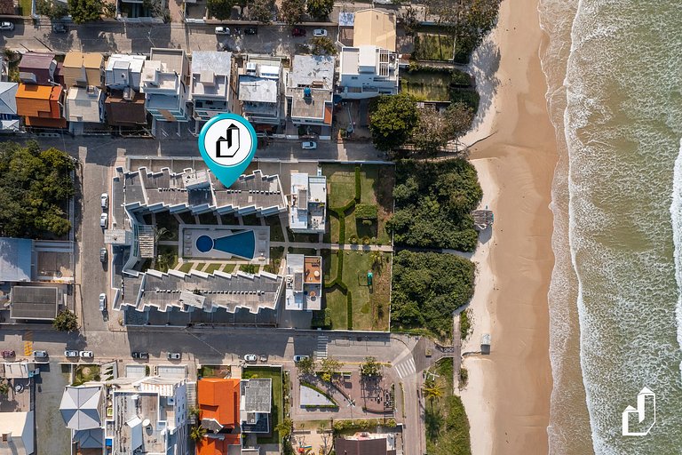 Petit Village com piscina e saída direta para a praia