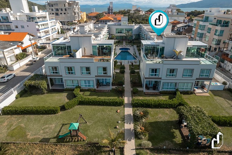 Petit Village com piscina e saída direta para a praia