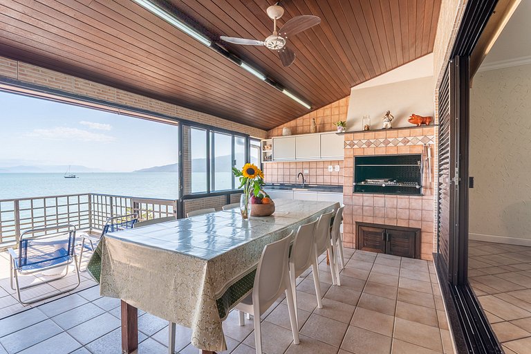 Casa frente mar no melhor pôr do sol da cidade