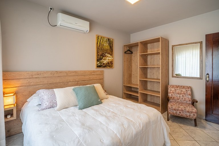 Casa térrea com 03 quartos em Canto Grande