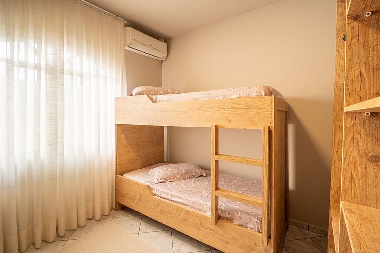 Casa térrea com 03 quartos em Canto Grande