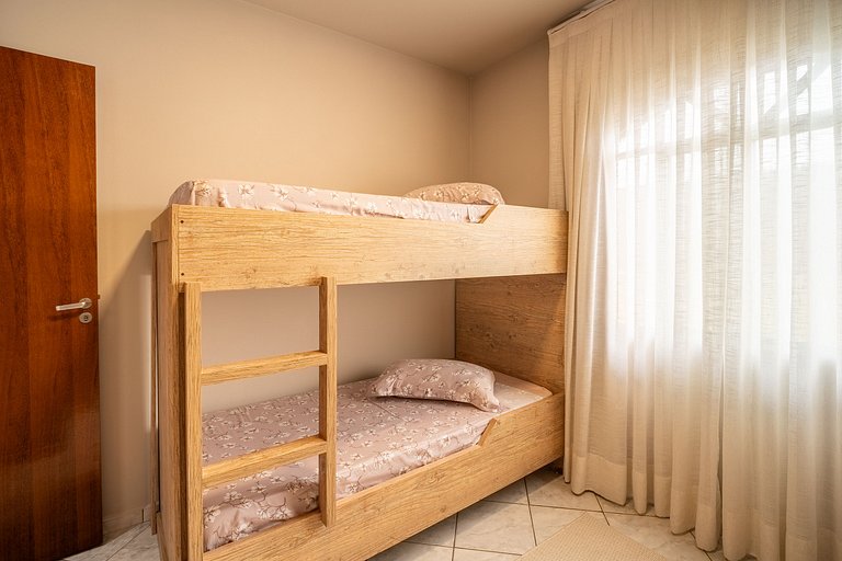 Casa térrea com 03 quartos em Canto Grande
