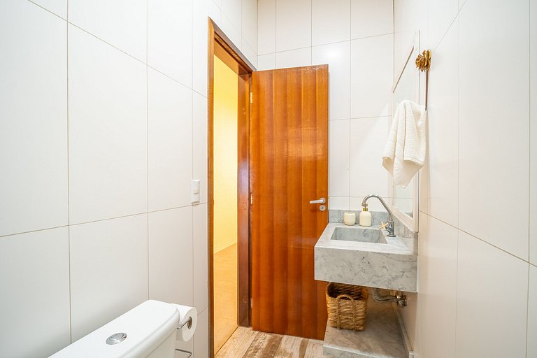 Casa térrea com 03 quartos em Canto Grande
