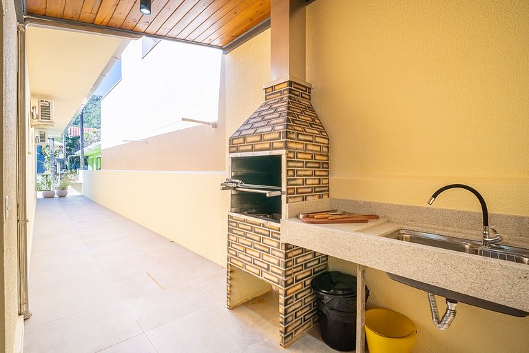 Casa térrea com 03 quartos em Canto Grande