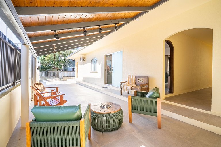 Casa térrea com 03 quartos em Canto Grande