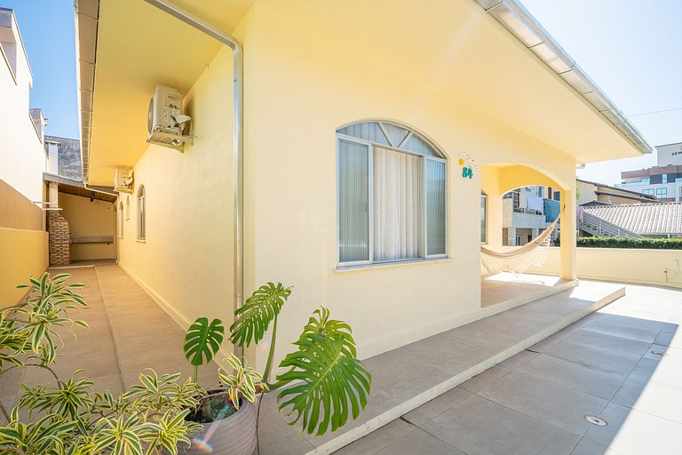Casa térrea com 03 quartos em Canto Grande