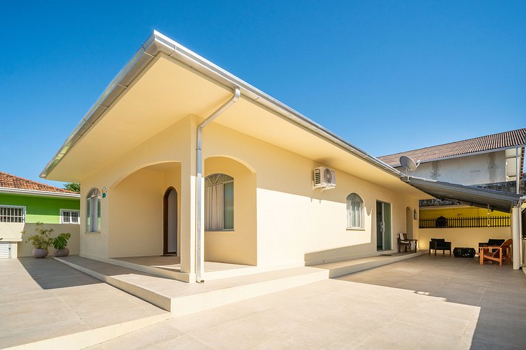 Casa térrea com 03 quartos em Canto Grande