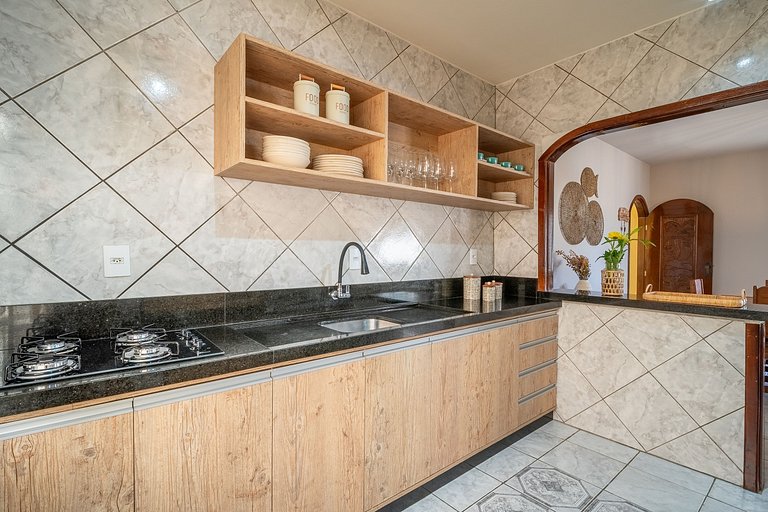 Casa térrea com 03 quartos em Canto Grande