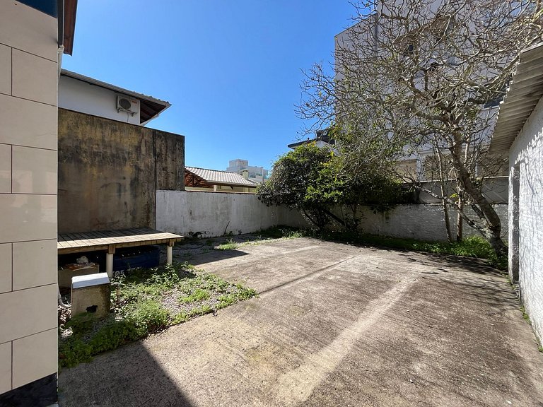 Casa com 02 quartos 150m da praia