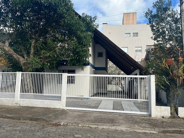 Casa com 02 quartos 150m da praia