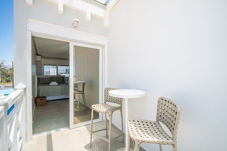 Encantadora casa com 02 suítes à beira-mar