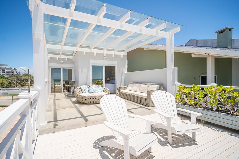 Encantadora casa com 02 suítes à beira-mar