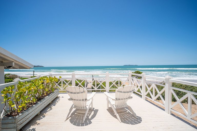Encantadora casa com 02 suítes à beira-mar