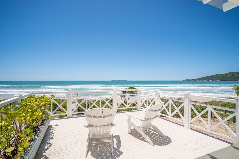 Encantadora casa com 02 suítes à beira-mar