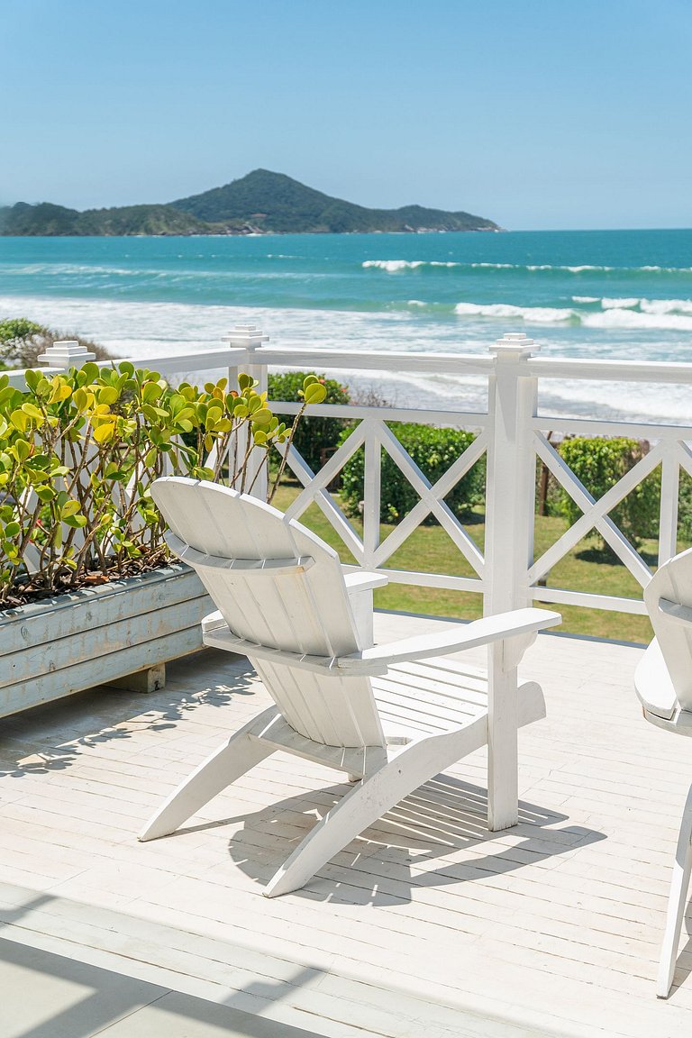 Encantadora casa com 02 suítes à beira-mar