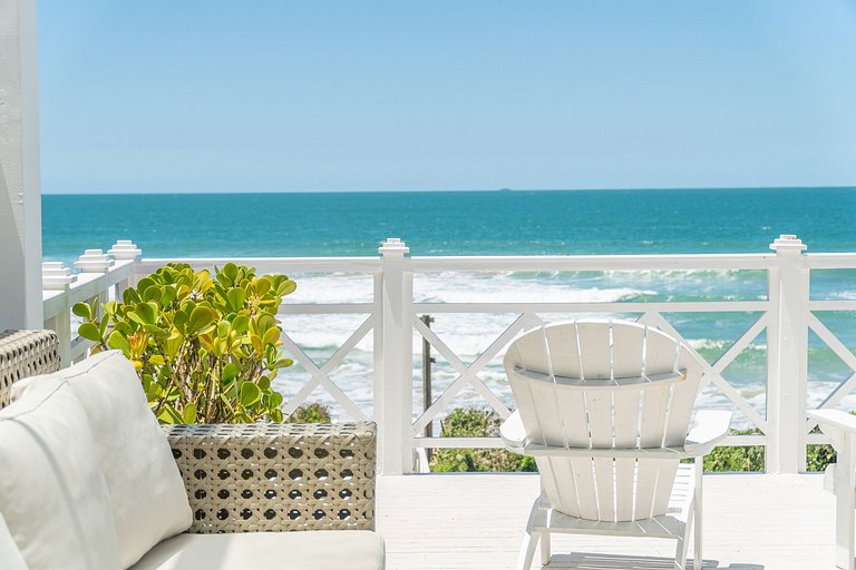 Encantadora casa com 02 suítes à beira-mar