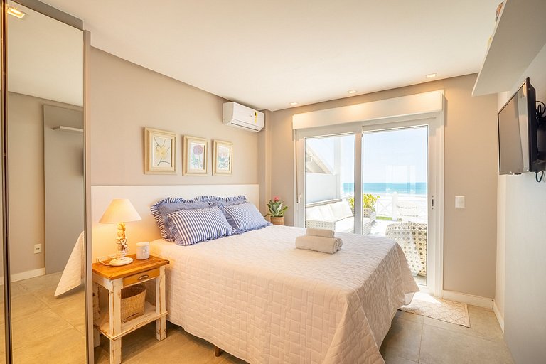 Encantadora casa com 02 suítes à beira-mar