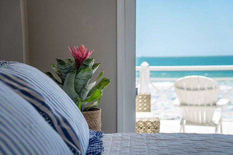 Encantadora casa com 02 suítes à beira-mar